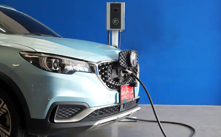 Wall-mounted charger to charge electric vehicles